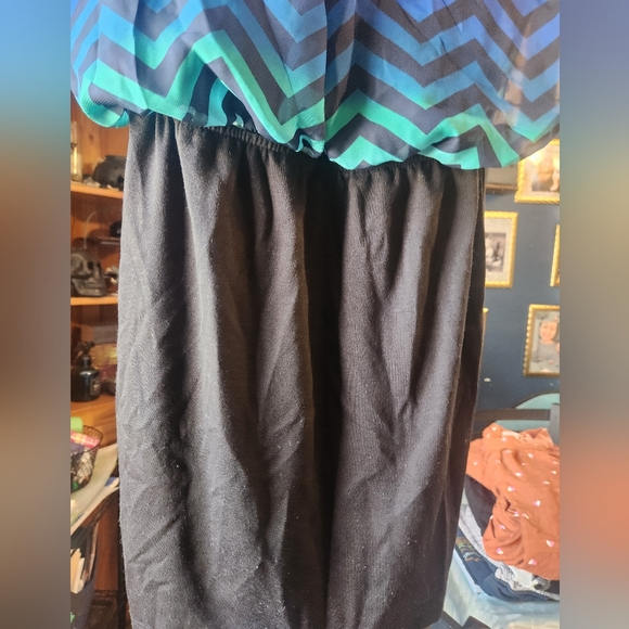 Beautiful women's dress size small - Picture 4 of 4